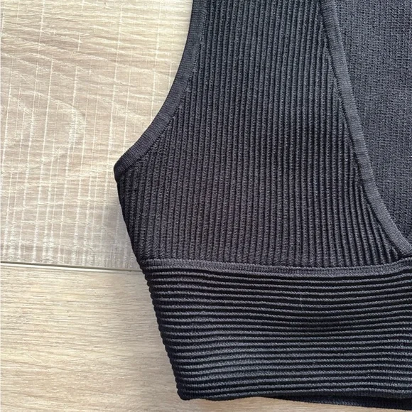 Aritzia Babaton Black v-neck Ribbed Knit Crop Top - Picture 3 of 6